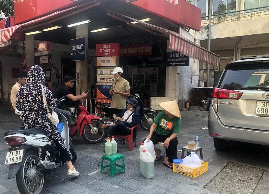 Hà Nội: Cây xăng hết hàng, khách hàng phải mua xăng lẻ ngoài luồng với giá cao