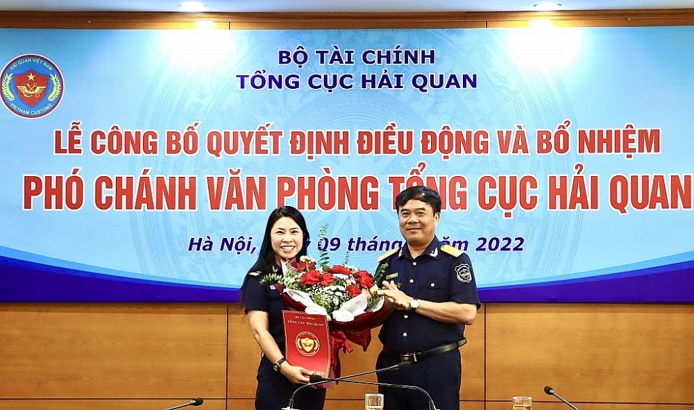 Phó Tổng cục trưởng Nguyễn Văn Thọ trao quyết định cho tân Phó Chánh Văn phòng Tổng cục Hải quan.