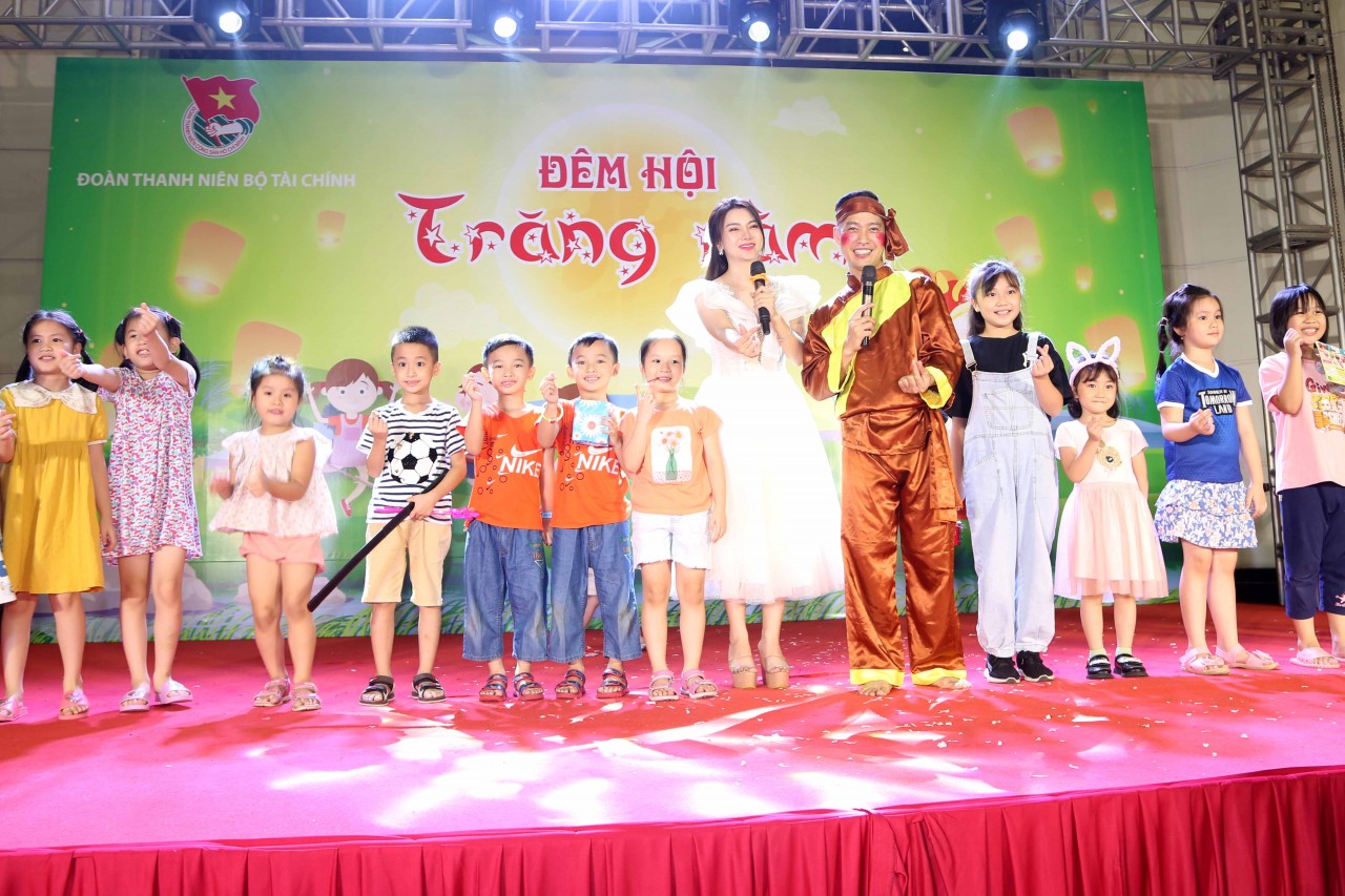 Đoàn thanh niên Bộ Tài chính tổ chức Đêm hội Trăng rằm Đoàn thanh niên Bộ Tài chính tổ chức Đêm hội Trăng rằm