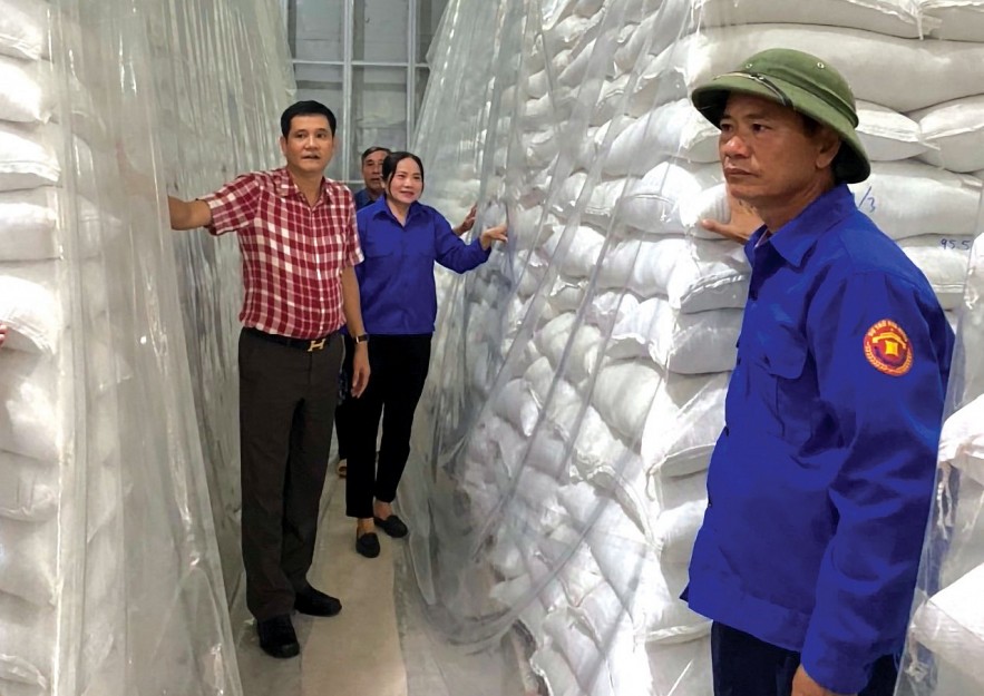 Ông Lê Quang Thành - Phó Cục trưởng phụ trách (bìa trái ) kiểm tra chất lượng hàng sau nhập kho. Ảnh: Thành Quang