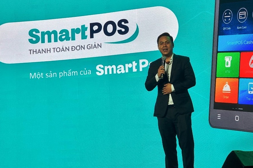 Giám đốc kênh POS của SmartPay chia sẻ tính hữu dụng của giải pháp SmartPOS đối với tiểu thương. Ảnh Đỗ Doãn