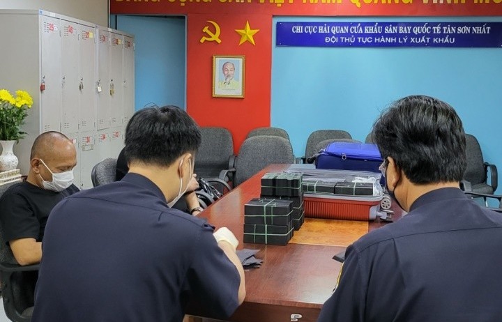 Cục Hải quan TP. Hồ Chí Minh: Tạm giữ 1 triệu USD vận chuyển trái phép