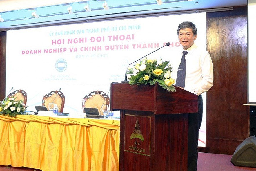 Phó Cục trưởng Cục Hải quan TP. Hồ Chí Minh Nguyễn Hữu Nghiệp phát biểu tại buổi đối thoại. Ảnh Đỗ Doãn
