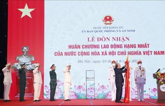 Ủy ban Quốc phòng và An ninh Quốc hội nhận Huân chương Lao động hạng Nhất