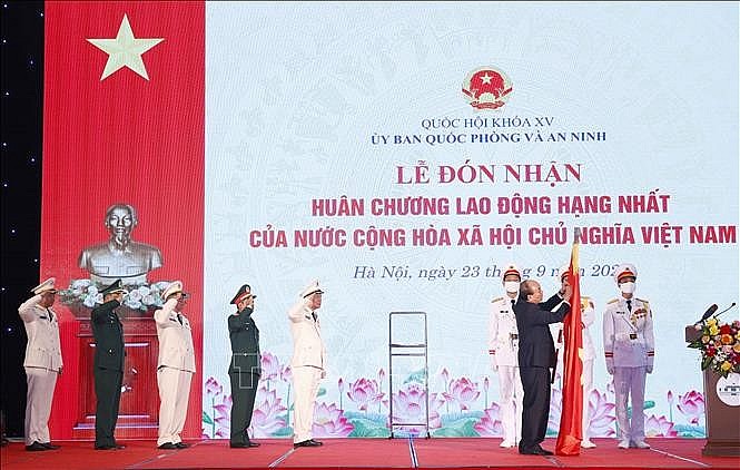 Ủy ban Quốc phòng và An ninh Quốc hội nhận Huân chương Lao động hạng Nhất