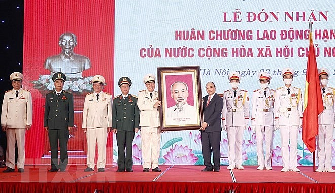 Ủy ban Quốc phòng và An ninh Quốc hội nhận Huân chương Lao động hạng Nhất