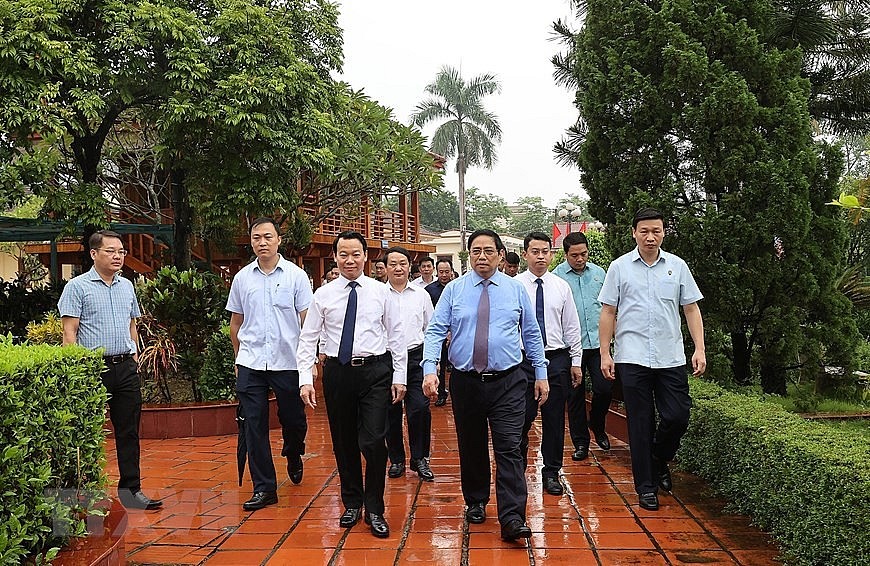 Hình ảnh Thủ tướng dâng hương tưởng niệm Bác Hồ và các anh hùng liệt sỹ