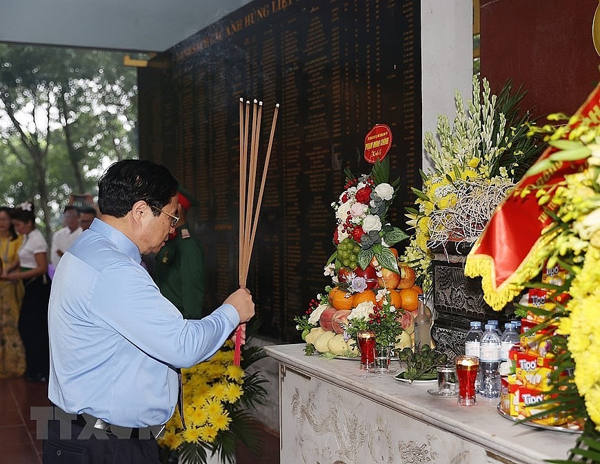 Hình ảnh Thủ tướng dâng hương tưởng niệm Bác Hồ và các anh hùng liệt sỹ