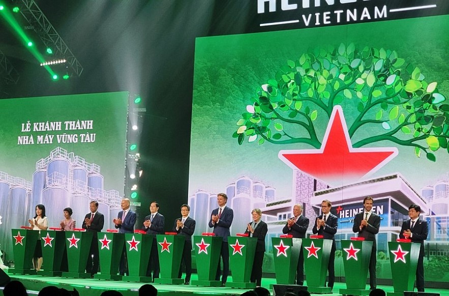 Đại biểu và lãnh đạo Heineken thực hiện nghi thức khánh thành Nhà máy bia Heineken Việt Nam - Vũng Tàu. Ảnh Đỗ Doãn