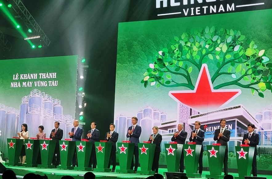 Đại biểu và lãnh đạo Heineken thực hiện nghi thức khánh thành Nhà máy bia Heineken Việt Nam - Vũng Tàu. Ảnh Đỗ Doãn Đại biểu và lãnh đạo Heineken thực hiện nghi thức khánh thành Nhà máy bia Heineken Việt Nam - Vũng Tàu. Ảnh Đỗ Doãn