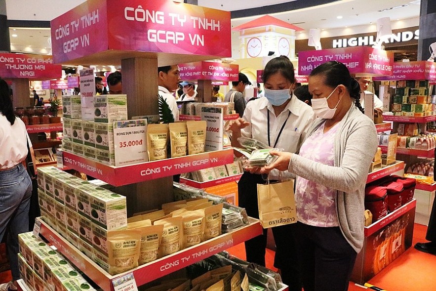 Hàng trăm sản phẩm Việt được bày bán trong siêu thị Aeon tại TP. Hồ Chí Minh. Ảnh Việt Dũng.