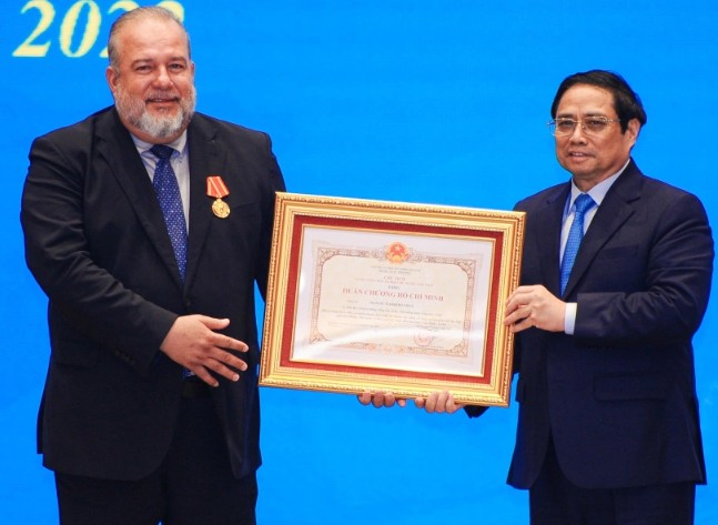 Thủ tướng Cuba Manuel Marrero Cruz đón nhận Huân chương Hồ Chí Minh