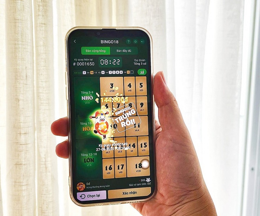 Người chơi hứng thú với hiệu ứng thông báo trúng thưởng của Bingo18.