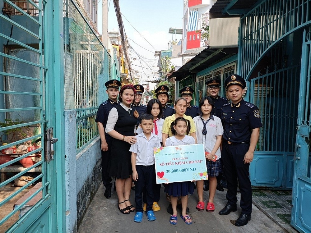Thanh niên Hải quan thăm và trao sổ tiêt kiệm cho các em tại TP Hồ Chí Minh.