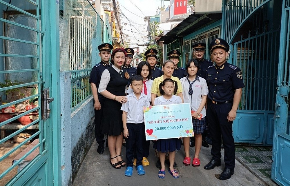 Thanh niên ngành Hải quan quyên tặng 99 sổ tiết kiệm trị giá 1,88 tỷ đồng cho trẻ mồ côi do Covid-19