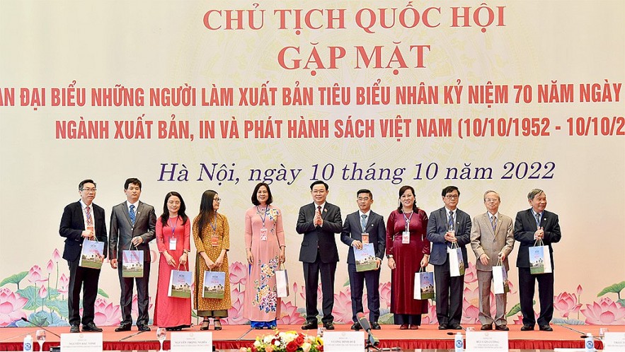 Chủ tịch Quốc hội gặp mặt những người làm công tác xuất bản tiêu biểu