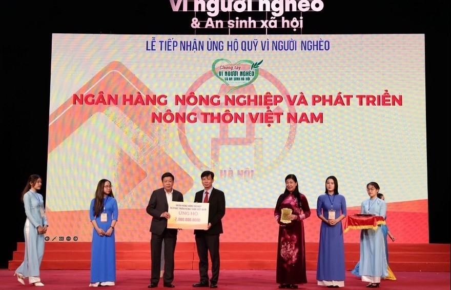 Agribank ủng hộ 2 tỷ đồng quỹ “Vì người nghèo” và an sinh xã hội thành phố Hà Nội