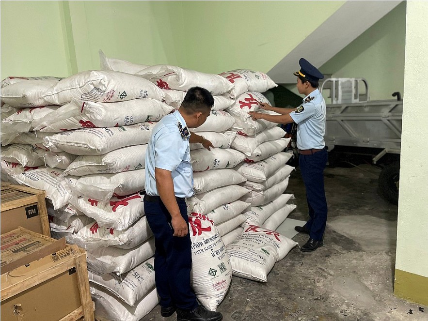 Phú Yên: Bắt giữ, xử lý 15 tấn đường cát có dấu hiệu nhập lậu