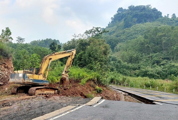 Thông đường tạm thời tại vị trí sụt trượt trên Quốc lộ 15D ở Quảng Trị