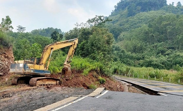 Thông đường tạm thời tại vị trí sụt trượt trên Quốc lộ 15D ở Quảng Trị
