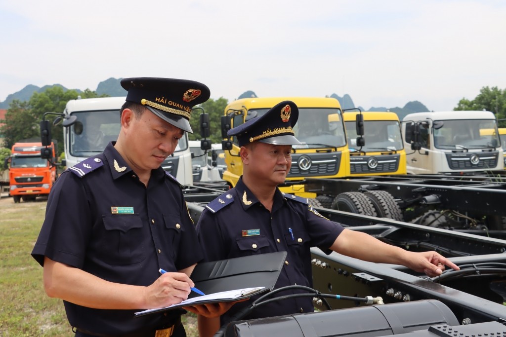 Công chức Chi cục Hải quan cửa khẩu Tà Lùng, Cục Hải quan Cao Bằng kiểm tra mặt hàng ô tô nguyên chiếc nhập khẩu. Ảnh: T.Bình.