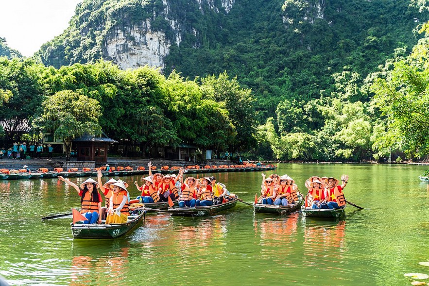 Ninh Bình là điểm đến du lịch nổi tiếng để khám phá cảnh quan thiên nhiên đẹp như mơ, với những thác nước, hang động và văn hóa truyền thống độc đáo. Hãy trải nghiệm một chuyến đi đầy hứng thú và tìm hiểu về lịch sử đất nước tại Ninh Bình.
