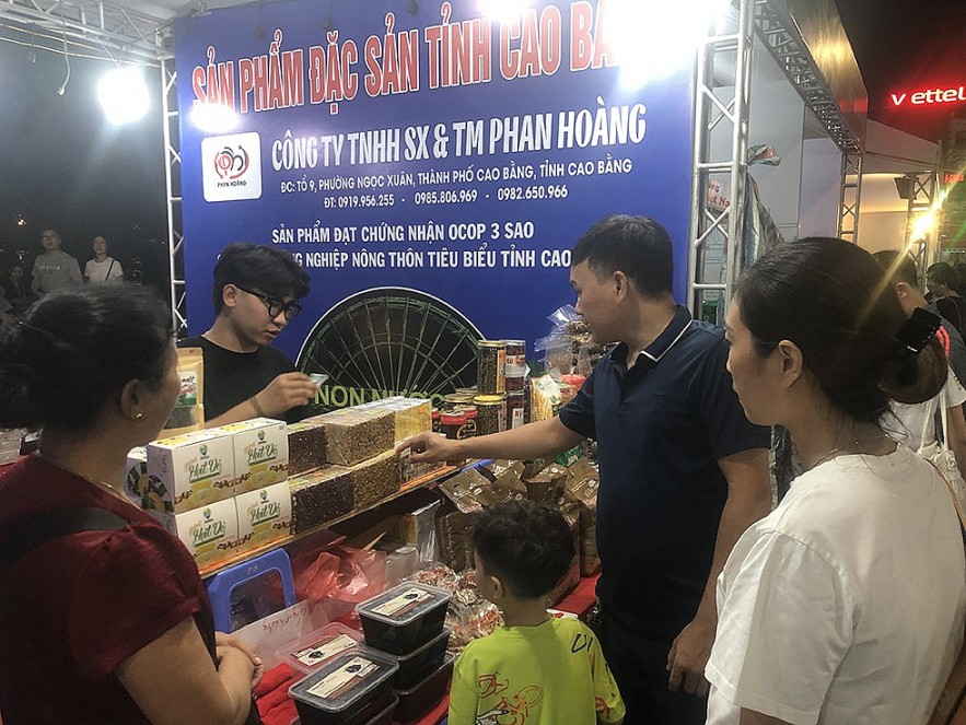 Lễ hội “Tự hào hàng Việt Nam”, “Tinh hoa hàng Việt Nam” trên phố đi bộ Hồ Gươm Lễ hội “Tự hào hàng Việt Nam”, “Tinh hoa hàng Việt Nam” trên phố đi bộ Hồ Gươm