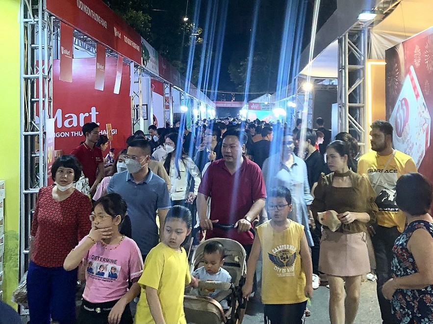 Lễ hội “Tự hào hàng Việt Nam”, “Tinh hoa hàng Việt Nam” trên phố đi bộ Hồ Gươm Lễ hội “Tự hào hàng Việt Nam”, “Tinh hoa hàng Việt Nam” trên phố đi bộ Hồ Gươm