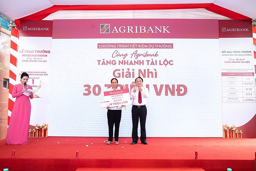 Khách hàng thứ 2 nhận giải thưởng 1 tỷ đồng khi gửi tiết kiệm tại Agribank