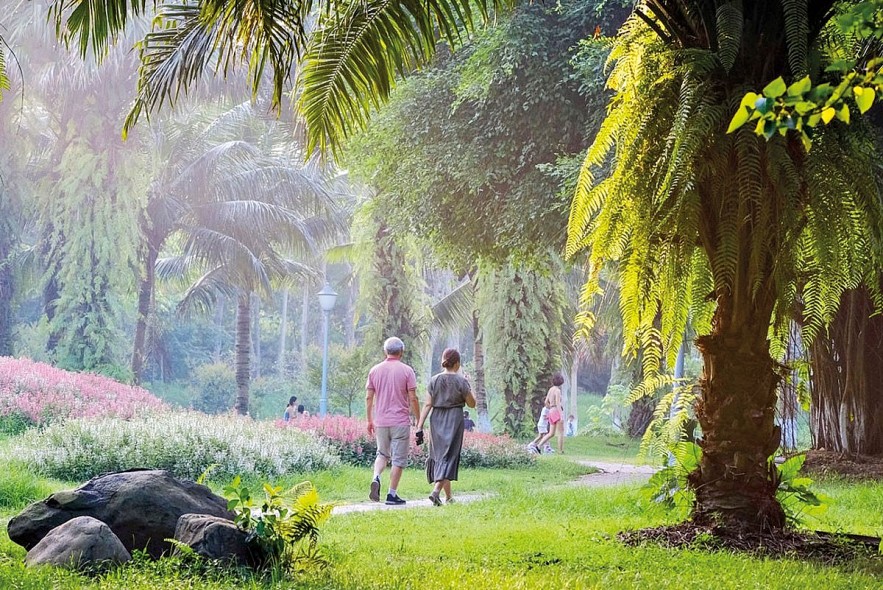 Ecopark nổi tiếng với cung đường trải cỏ nhật xanh mướt. Ảnh Vy Oanh