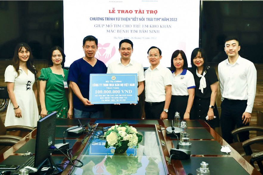 DATC trao tặng kinh phí mổ tim cho trẻ em có hoàn cảnh khó khăn tại Bệnh viện Tim Hà Nội. Ảnh: DATC