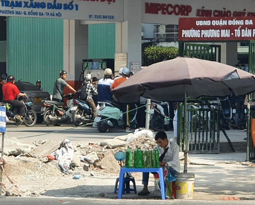 Không cấm người tiêu dùng mua xăng bằng chai, can đem về