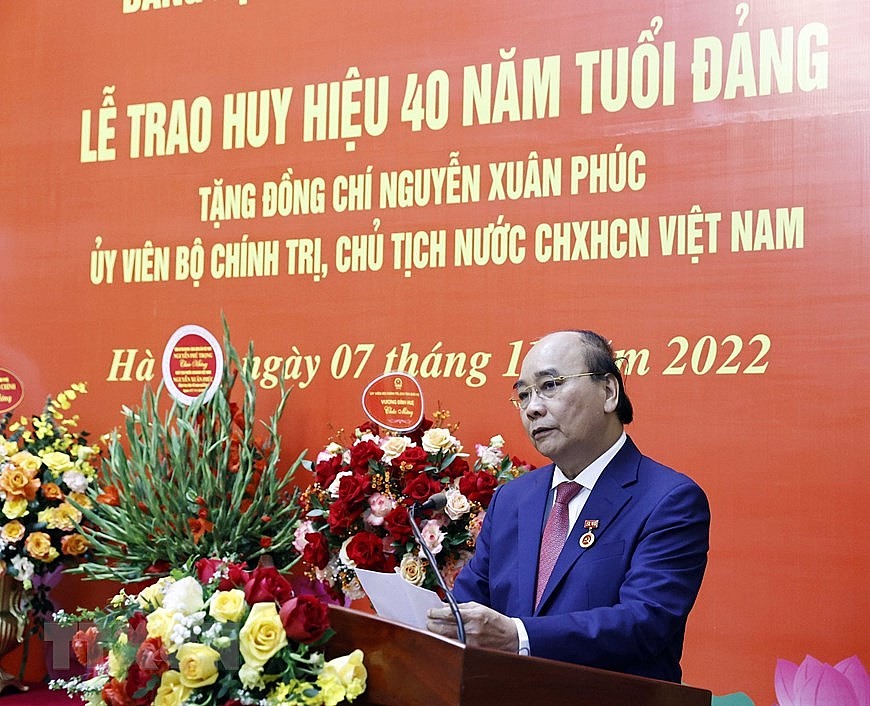 Lễ trao Huy hiệu 40 năm tuổi Đảng tặng Chủ tịch nước Nguyễn Xuân Phúc