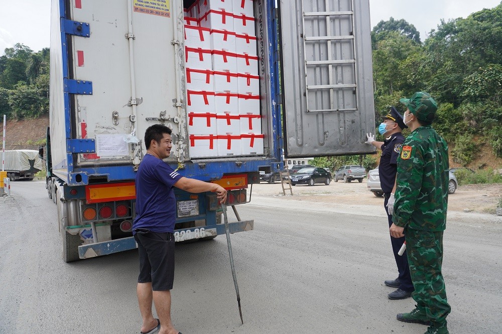 Lực lượng chức năng kiểm tra hàng nông sản xuất khẩu. Ảnh: Hồng Vân.