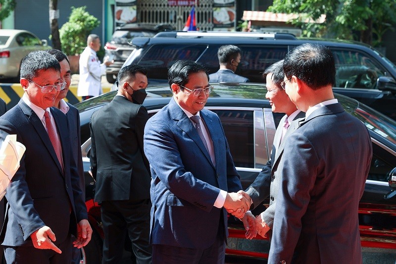 Thủ tướng Chính phủ đến thăm và làm việc với công ty thuộc Tập đoàn Viettel tại Campuchia