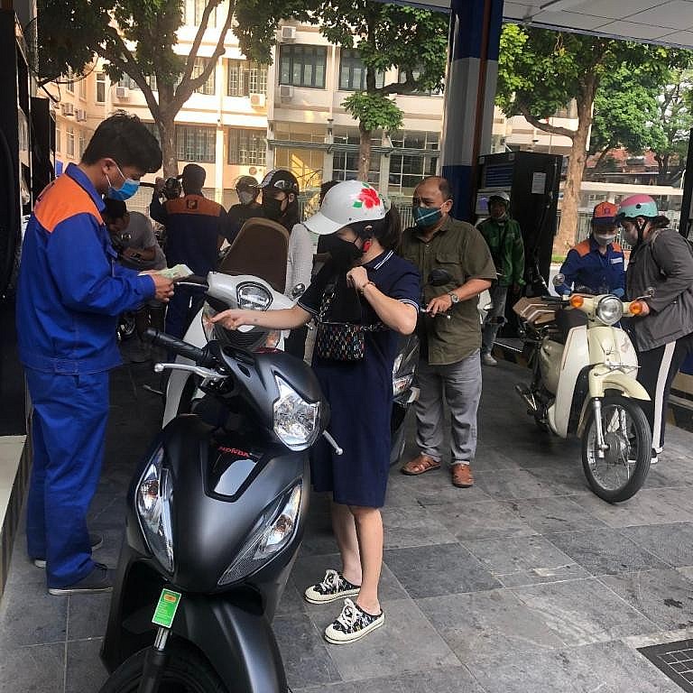 Giá xăng RON95-III tăng 1.111 đồng/lít từ 15h ngày 11/11