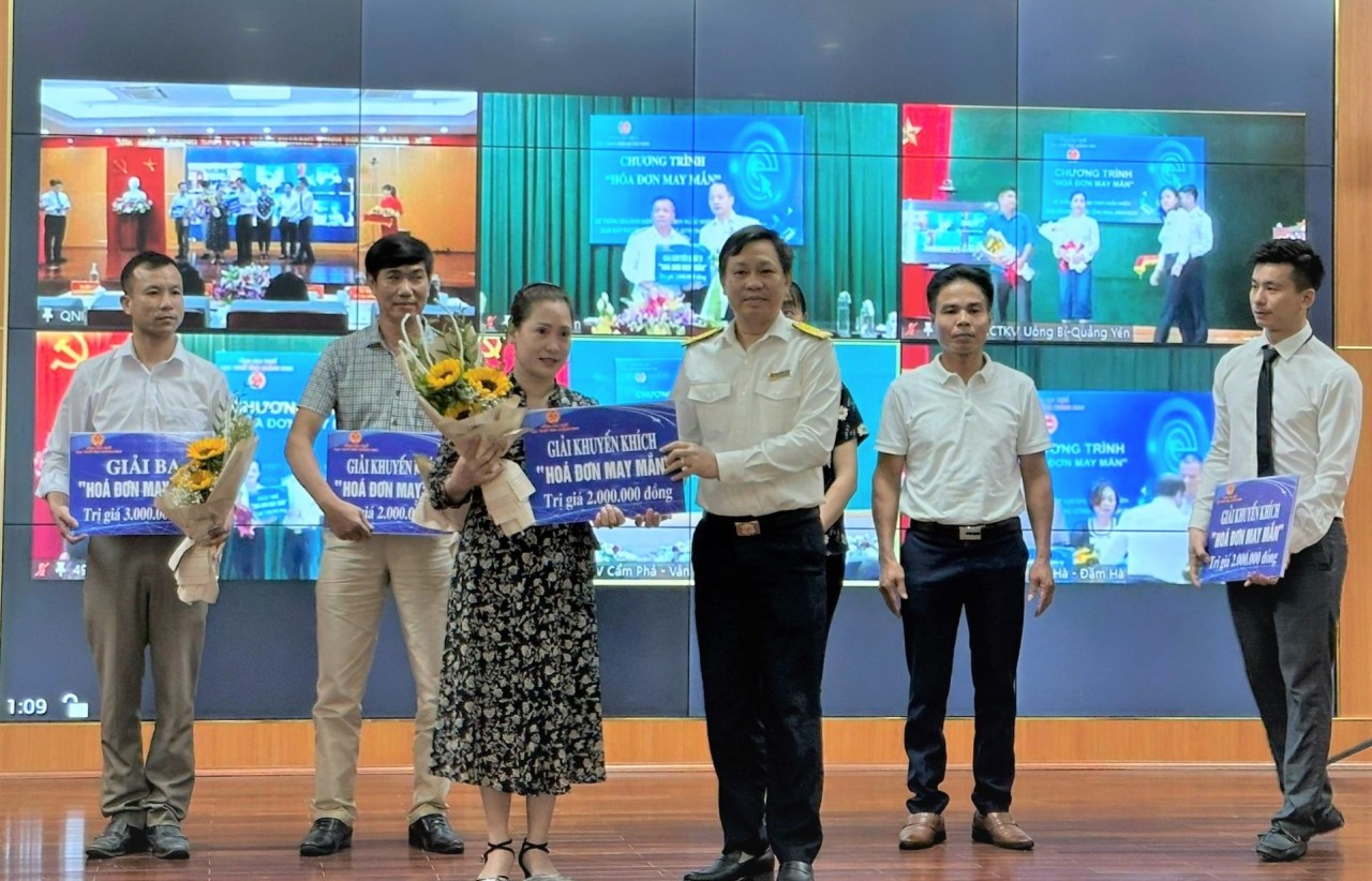 Quảng Ninh trao thưởng cho các cá nhân trúng giải “hóa đơn may mắn” quý II
