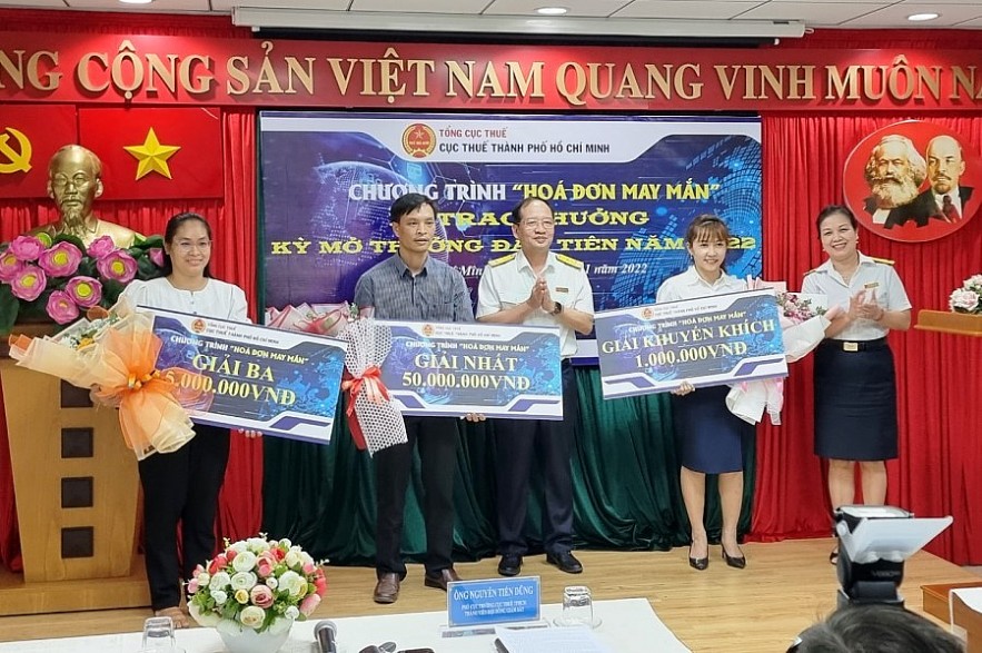 Trao giải cho các cá nhân trúng thưởng chương trình Hóa đơn may mắn lần 1 tại TP. Hồ Chí Minh. Ảnh Đỗ Doãn