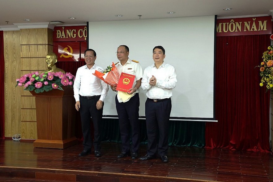 Thứ trường Tài chính Cao Anh Tuấn (ảnh phải) và Chủ tịch UBND TP. Hồ Chí Minh Phan Văn Mãi (trái) chúc mừng ông .....