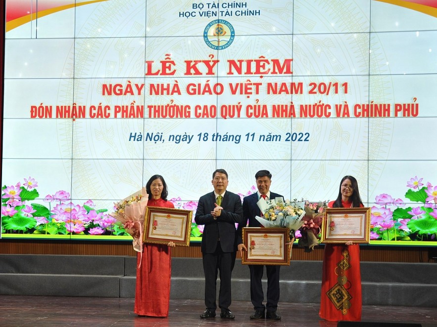 Học viện Tài chính kỷ niệm ngày Nhà giáo Việt Nam và đón nhận các phần thưởng cao quý