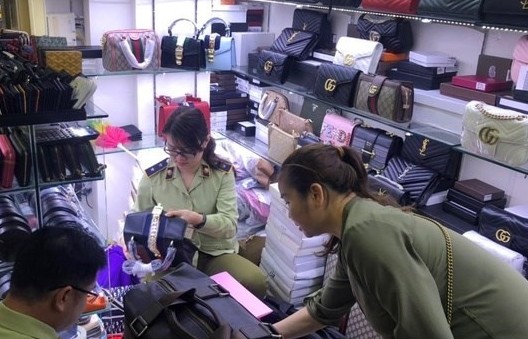 TP.Hồ Chí Minh: Tạm giữ 2.360 sản phẩm hàng hóa có dấu hiệu giả mạo