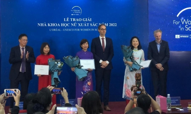 Vinh danh ba nhà khoa học nữ Việt Nam xuất sắc năm 2022