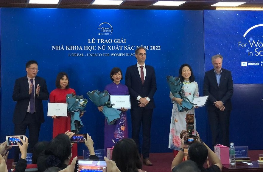 Vinh danh ba nhà khoa học nữ Việt Nam xuất sắc năm 2022