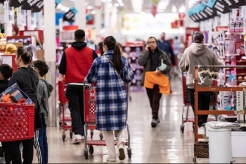 Người Mỹ chi hơn 9,12 tỷ USD trong ngày Black Friday; lạm phát phủ bóng  châu Âu