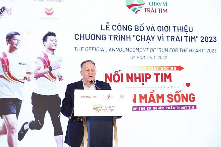 Tổng Giám đốc VinaCapital Foundation chia sẻ thông tin về chương trình Chạy bộ thiện nguyện gây quỹ mổ tim cho bệnh nhị Việt Nam. Ảnh Thu Hà
