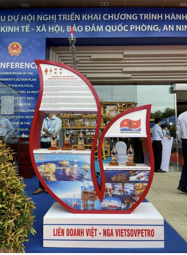 Thủ tướng Phạm Minh Chính tham quan gian trưng bày của Vietsovpetro tại triển lãm vùng Đông Nam Bộ
