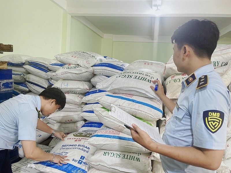 Phú Yên: Tạm giữ 35 tấn đường cát không có nhãn phụ bằng tiếng Việt