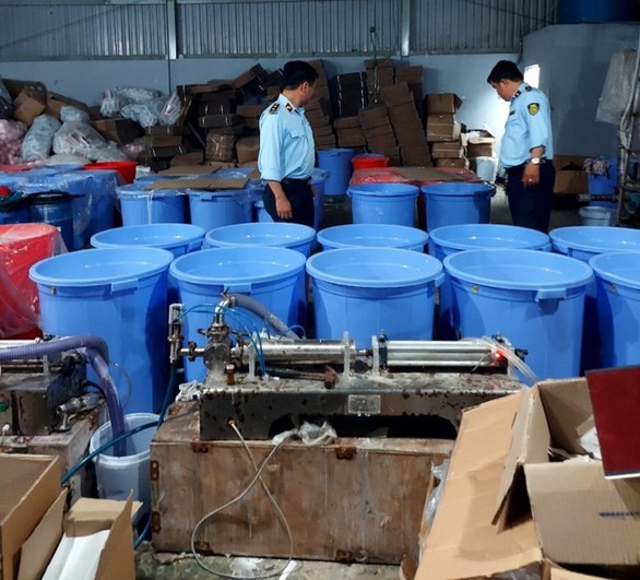 TP. Hồ Chí Minh: Phát hiện 5 kho chứa và xưởng pha chế dầu gội, sữa tắm giả