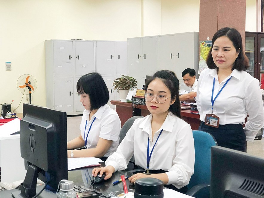 Công chức Kho bạc Nhà nước Bắc Giang đang thực hiện kiểm soát hồ sơ thanh toán vốn ngân sách trên dịch vụ công trực tuyến.          Ảnh: H.T