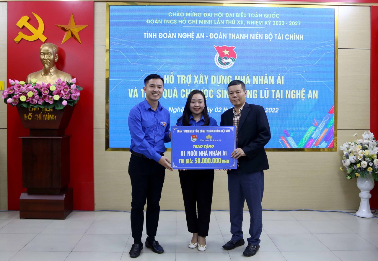 Đoàn Thanh niên Bộ Tài chính hỗ trợ xây dựng nhà nhân ái và trao quà cho học sinh vùng lũ Đoàn Thanh niên Bộ Tài chính hỗ trợ xây dựng nhà nhân ái và trao quà cho học sinh vùng lũ